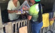Entrega de kits de alimentos a las personas más vulnerables de la parroquia Bomboiza.