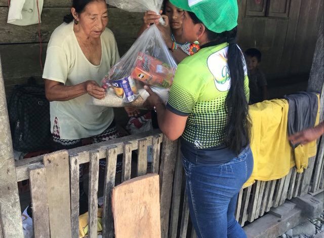 Entrega de kits de alimentos a las personas más vulnerables de la parroquia Bomboiza.